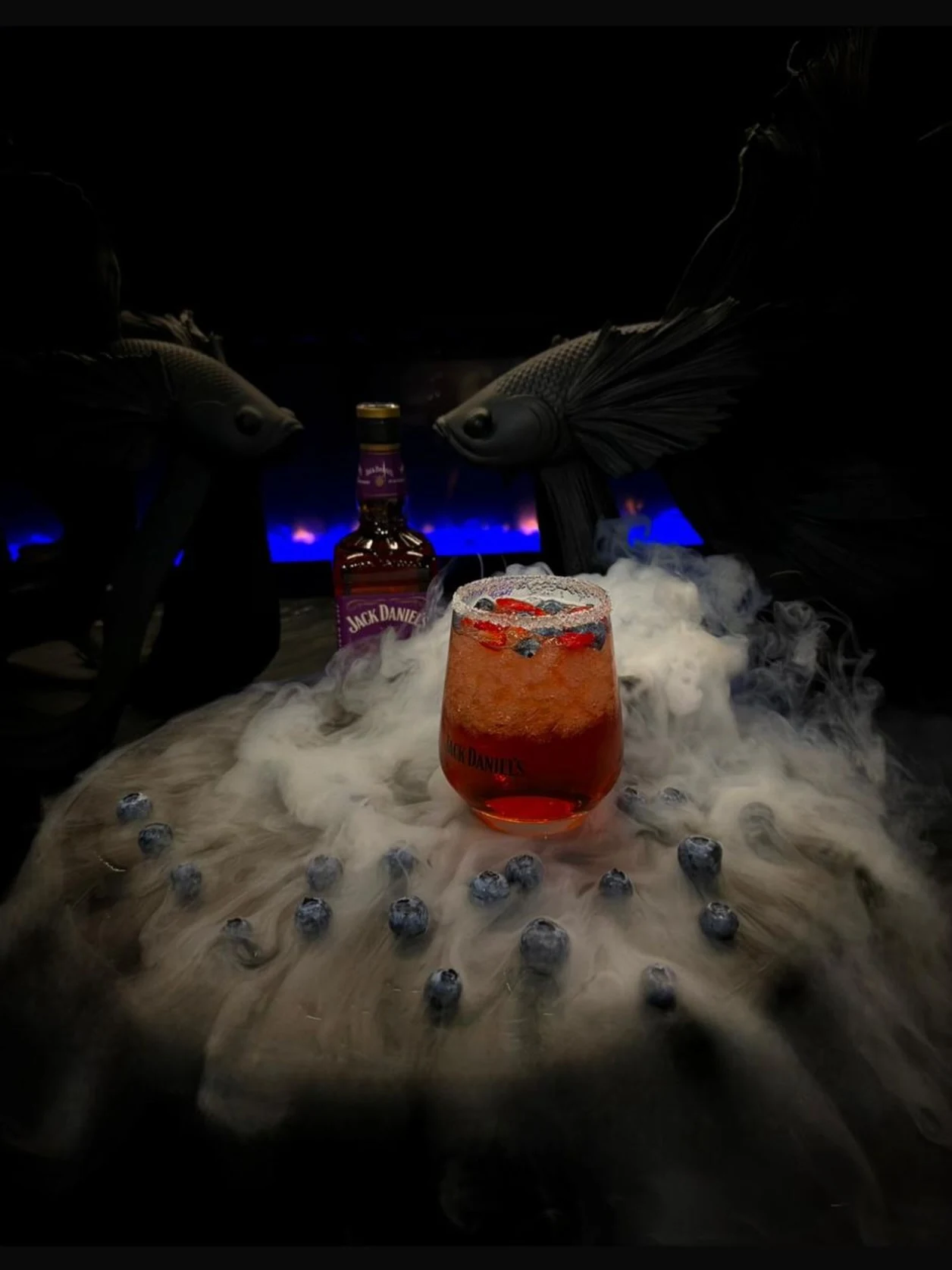 Le Billie Jean, cocktail signature rouge présenté dans la brume