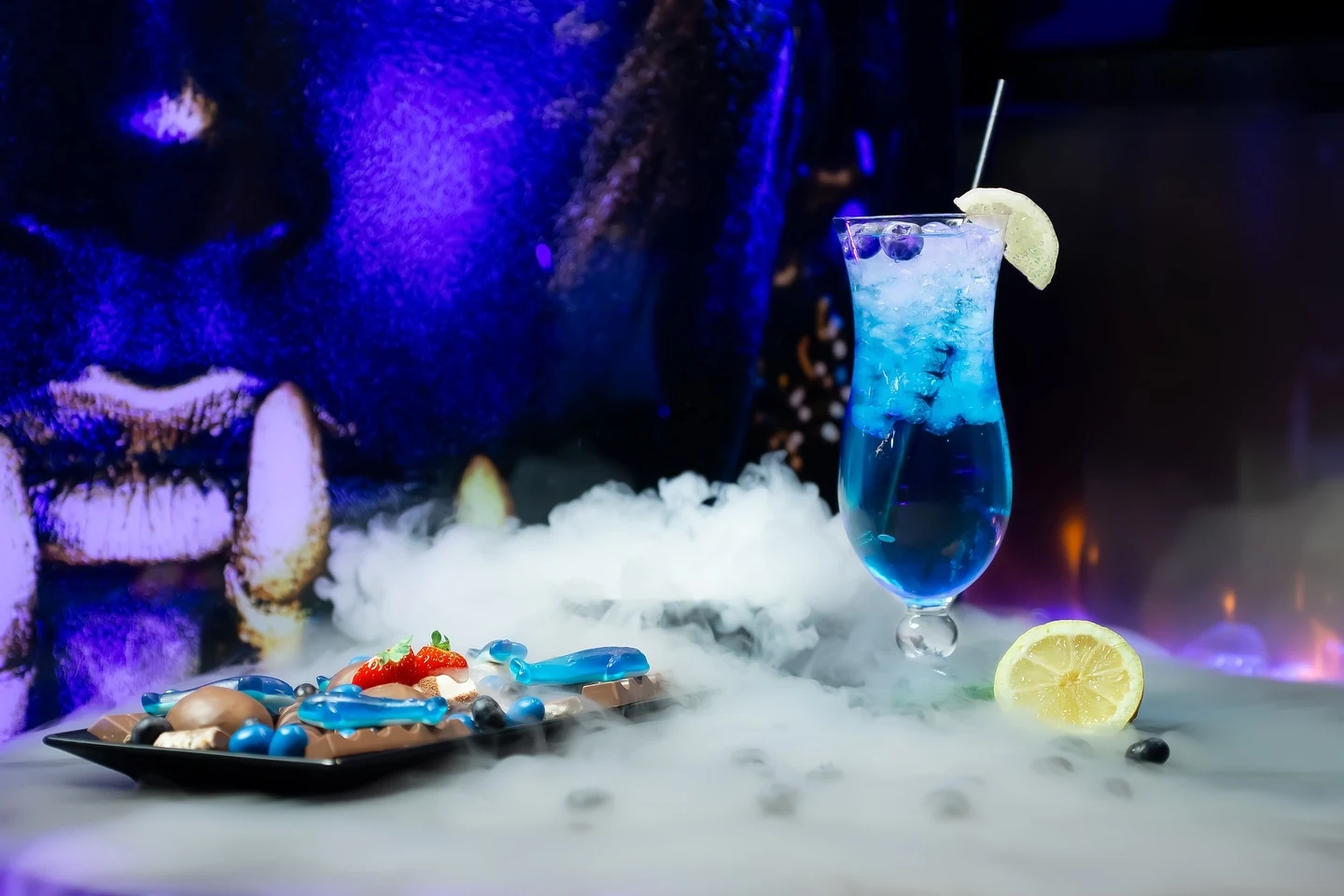Blue Lagoon, cocktail bleu avec une rondelle de citron