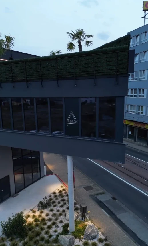 Façade du Building, baies vitrées et terrasse arborée en hauteur