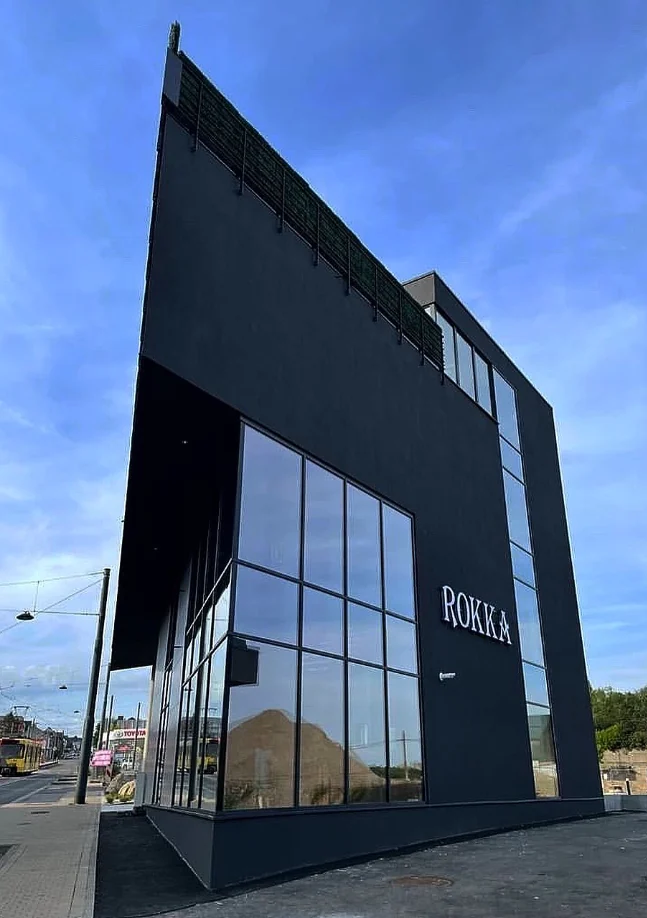 Façade contemporaine vitrée vue depuis la rue
