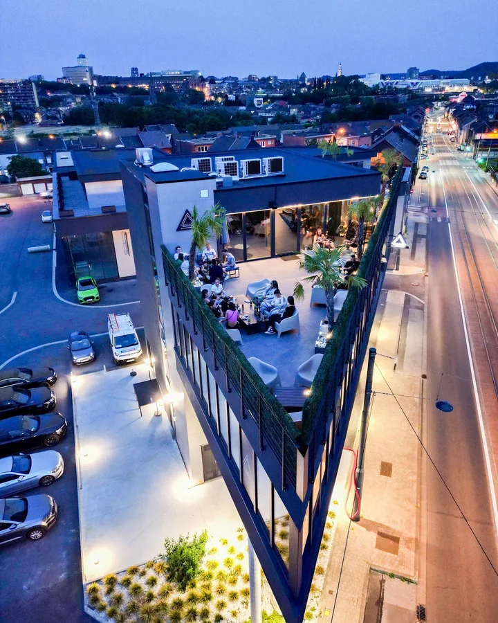 Vue du Building et de sa terrasse au crépuscule, chaussée de Bruxelles à Lodelinsart