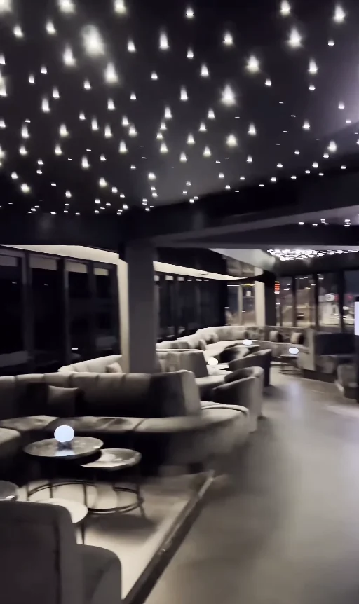 Salons du Building éclairés sous un plafond étoilé