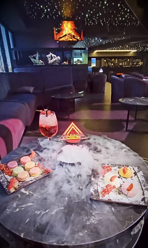 Cocktails et plateaux à partager sur une table de l’espace lounge