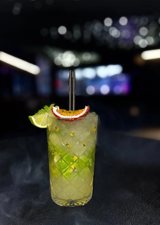 Mojito Passion garni d’un demi-fruit de la passion