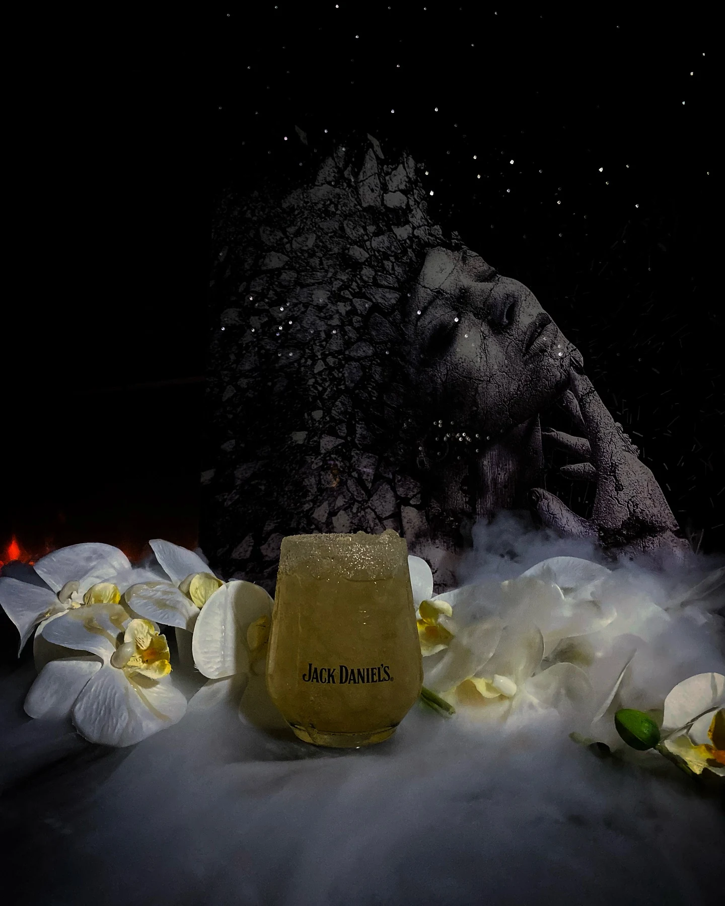 Cocktail Vanilla présenté sur une table entourée de fumée